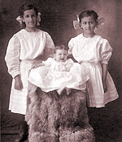 Margaret, Besse, Edna Lee McClanahan ca. 1906