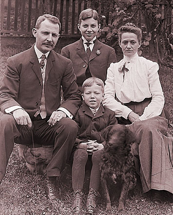 George Elmer Fisher family portrait, ca. 1904