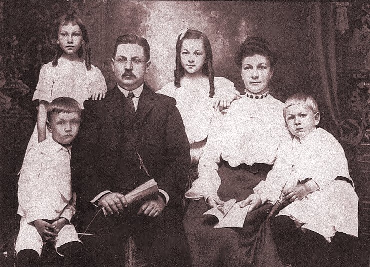 Alvey John Horine Family Portrait, ca. 1905