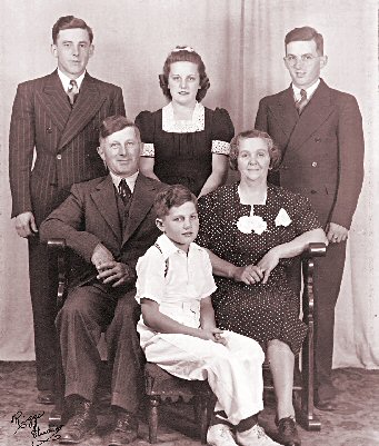 Family portrait of the Calvin Lorenzo Snyder family