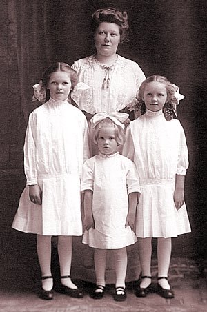 Virginia McCrackin (1883-1955) and her daughters, left to right: Catherine White (1905-1996), Virginia (Ginny) White (1910-2001). and Gertrude (Trudy) White (1906-1997); photo taken ca. 1915
